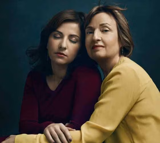 Roberta Schloss, 60 tuổi, ở New York. “Khi các nhân viên tư vấn di truyền nói với tôi rằng tôi mang BRCA1 dương tính, tôi cảm thấy như thể mình bị một chiếc xe tải đâm trúng người. Khoảng một tuần sau đó, tôi chỉ ngồi nhìn chằm chằm vào một bức tường trước khi tôi quyết định phải thực hiện ca phẫu thuật. Tôi tới hỏi nhân viên tư vấn di truyền và biết rằng nếu tôi làm phẫu thuật sẽ giảm được 80% nguy cơ ung thư”, bà Roberta cho biết. “Sau ca phẫu thuật kéo dài 10h, tôi đã cắt bỏ ngực, buồng trứng và ống dẫn trứng. Quyết định của tôi là đáng sợ nhưng tôi không hối tiếc”. Ảnh: Bà Roberta được chụp chung với con gái Hannah, 30 tuổi.