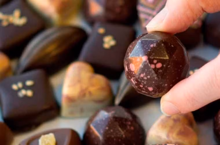Chocolate tỏi đen. Tỏi đen hay tỏi để lên men được coi là siêu thực phẩm chống lại quá trình lão hóa và nổi tiếng với vị ngọt lạ thường. Đến Macao, du khách sẽ có cơ hội thưởng thức món chocolate và kem có vị tỏi đen độc đáo, bổ dưỡng.