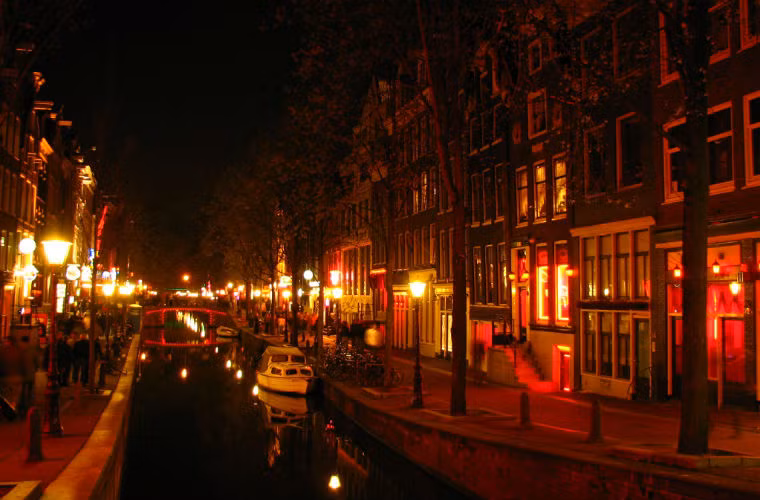 1. Tour thăm quan các hoạt động mại dâm tại quận đèn đỏ ở Amsterdam. Du khách sẽ được khám phá đêm khiêu dâm với tour thăm quan bảo tàng khiêu dâm, các cửa hàng bán đồ sextoy, phố đèn đỏ đầy gái mại dâm ăn mặc mát mẻ, khoe da thịt hết cỡ. Du khách sẽ được nghe các hướng dẫn viên du lịch thuyết minh về lịch sử và hoạt động của quận đèn đỏ và được đưa về phòng khách sạn an toàn sau khi kết thúc tour.