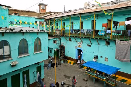 8. Tour tham quan nhà tù San Pedro ở Bolivia. Chỉ ở Bolivia, du khách có thể thuê phạm nhân dẫn đi tham quan nhà tù San Pedro ở thị trấn La Paz. Những du khách tò mò và can đảm có thể vào thăm thú bên trong nhà tù đặc biệt này, nơi gia đình và thân nhân có thể được dọn đến sống cùng phạm nhân. Những thân nhân vào sống cùng phải trả tiền thuê phòng giam. Nhà tù này có chỗ ở lịch sự cho người lắm tiền nhiều của và có khu ổ chuột cho những người nghèo. Một điều đặc biệt khác ở nhà tù này là lính gác không được phép vào bên trong trại giam mà chỉ được canh gác ở bên ngoài.