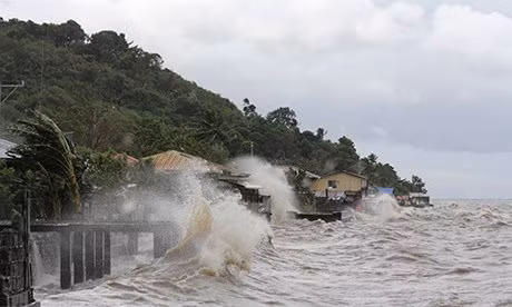 Những con sóng hung dữ đánh vào bờ biển khu vực Laguna de Bay, Philippnines.