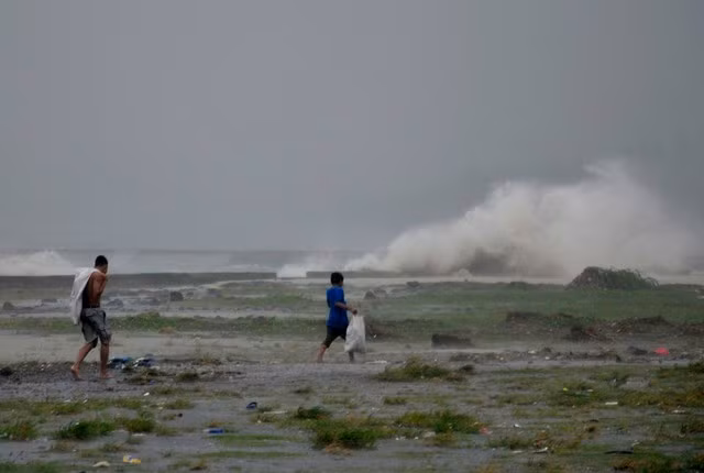 Những con sóng cao tới 6 m tại hòn đảo Leyte và Samar của Philippines.