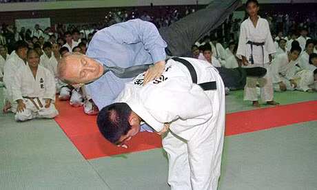 Tổng thống Putin so tài với một sinh viên môn võ Judo khi tới thăm Okinawa.