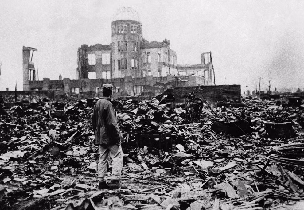 11. Vụ ném bom nguyên tử của Mỹ xuống 2 thành phố Hiroshima và Nagasaki của Nhật cũng là thảm họa chết chóc kinh hoàng bậc nhất trong lịch sử. Ngày 6/8/1945, quả bom nguyên tử thứ nhất được thả xuống thành phố Hiroshima. 3 ngày sau, tức ngày 9/8/1945, quả bom thứ hai phát nổ trên bầu trời thành phố Nagasaki. Theo ước tính, 140.000 người dân Hiroshima đã chết bởi vụ nổ cũng như bởi hậu quả của nó. Số người thiệt mạng ở Nagasaki là 74.000.