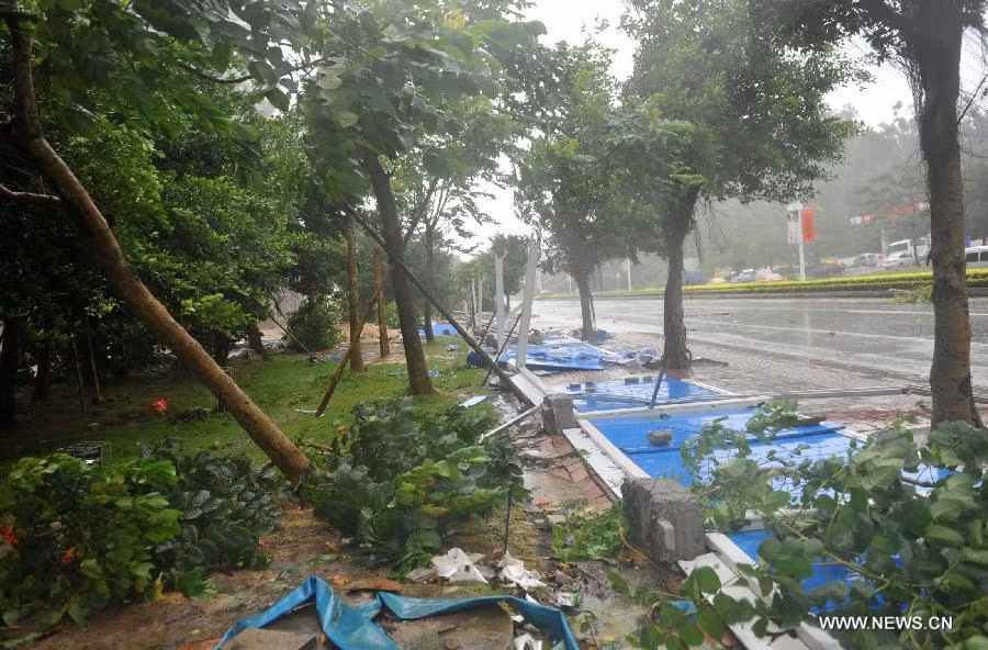 Siêu bão quần thành phố Tam Á tơi tả.
