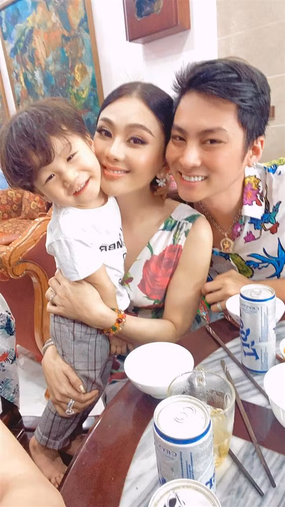 Chong tre long ngong tay chan khi mac do cho Lam Khanh Chi-Hinh-7