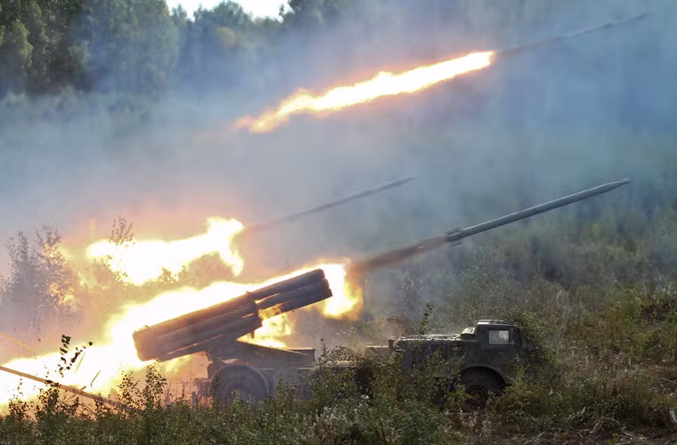 Các quan sát viên Phái đoàn Giám sát đặc biệt (SMM) của OSCE ghi nhận rằng, Quân đội Ukraine đã triển khi các hệ thống pháo phản lực phóng loạt hạng nặng BM-27 Uragan (từ 2-3 xe pháo) tới khu vực miền đông, được cho là nằm cách Donetsk 55km.