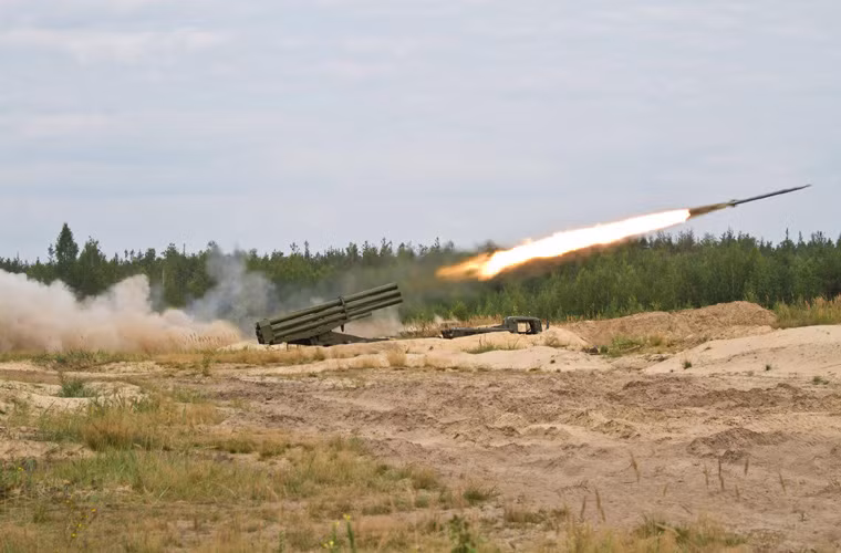BM-27 được trang bị nhiều loại đạn rocket gồm: đạn nổ phá mảnh; đạn hóa học; đạn rải mìn. Tất cả chúng đều có trọng lượng khoảng 280,4kg, đầu nổ nặng 90-100kg.