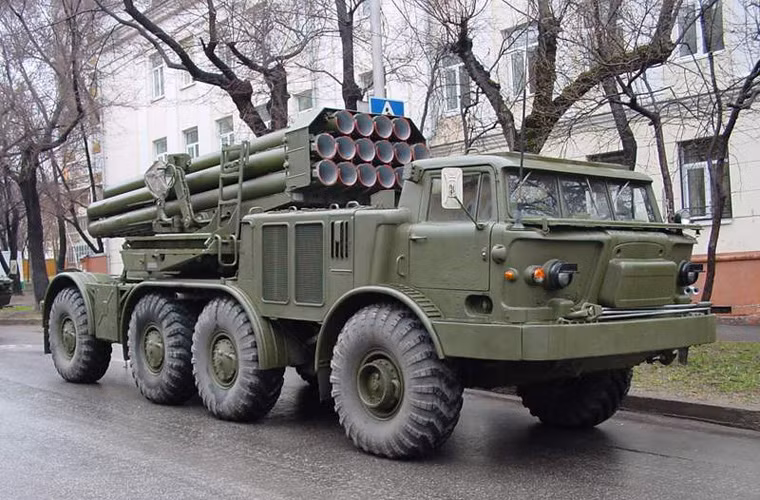 Hệ thống pháo phản lực phóng loạt BM-27 Uragan được thiết kế đặt trên khung bệ cơ sở xe vận tải hạng nặng Zil-135 8x8 bánh. Cabin của Zil-135 được lắp hệ thống phòng vệ chống xạ sinh hóa NBC. Xe có thể chạy với tốc độ 65km/h, tầm hoạt động 500km.