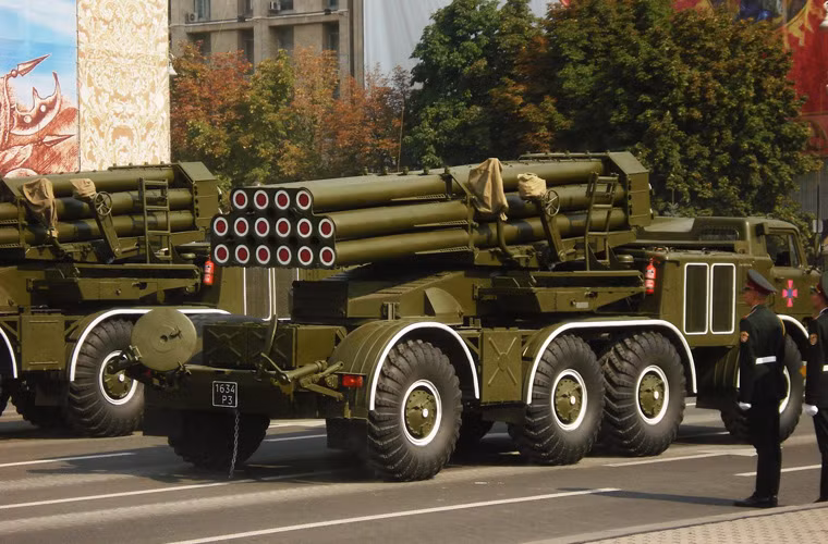 Trong ảnh là 2 trong nhiều xe pháo BM-27 Uragan xuất hiện tại cuộc duyệt binh lớn ở Kiev, Ukraine. Việc điều chuyển BM-27 Uragan cùng cơ số pháo hạng nặng khác như 2S5 và 2S7 cho thấy có thể chính quyền Kiev đang chuẩn bị cho cuộc tấn công quy mô lớn, mức độ ác liệt sẽ lớn hơn nhiều.