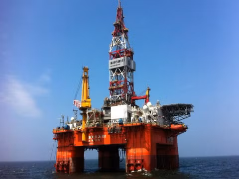 Giàn khoan dầu khí Hải Dương 981 của Trung Quốc ở khu vực biển cách Hong Kong 320km - Ảnh: Xinhua.