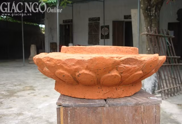 Đế sen là 1 khối hình tròn rỗng, tượng trưng cho vạn pháp quy tâm theo tinh thần Bát nhã tâm kinh, thân tạo múi dáng tổng cộng có 37 cánh sen mềm mại, như bông sen đang độ khai mãn, 37 cánh sen biểu thị tượng trưng cho 37 phẩm trợ đạo, bệ đài sen được tạo tác rất công phu với 2 lớp, diềm cánh xếp vòng tròn đồng tâm. Lớp dưới có 18 cánh, biểu thị tượng trưng cho 18 vị La-hán, lớp trên có 19 cánh sen biểu thị tượng trưng cho 1 quả vị Phật và 18 quả vị La-hán, xen kẽ giữa các lớp cánh sen là đường chỉ nổi và diềm văn chấm tròn như nhụy hoa.