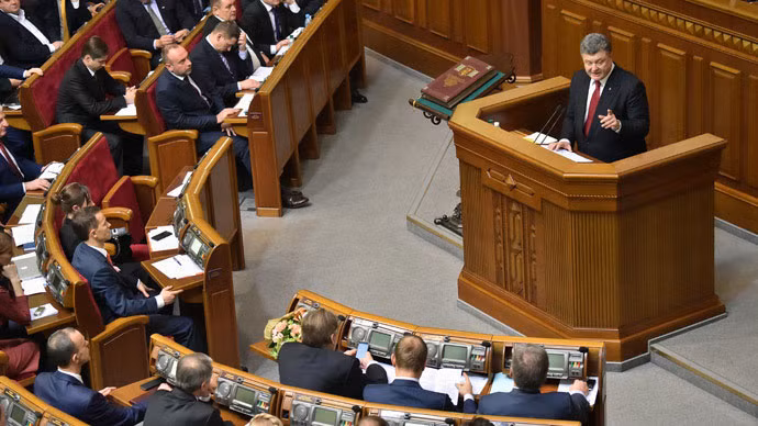 Tổng thống Petro Poroshenko phát biểu ở Quốc hội ngày 27/11.