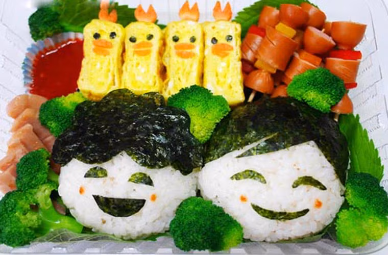 Đến thời Meiji, Bento được sử dụng rộng rãi hơn khi các sinh viên, học sinh thường mang chúng đến trường dùng trong các bữa trưa.