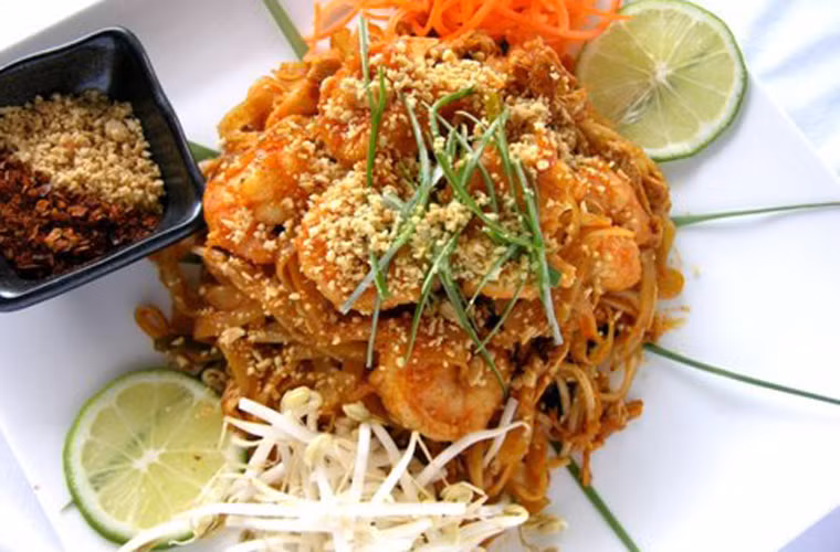 2. Phở xào chua ngọt (pad Thai). Có nhiều biến thể của pad Thai song hầu hết nó đều được chế biến từ mì với đậu phụ, giá đỗ, hành tây và một chút lạc rang. Phở xào chua ngọt là món mà người Thái luôn tự hào vì không cần đến các hình thức quảng cáo rầm rộ song nó vẫn nổi như cồn.