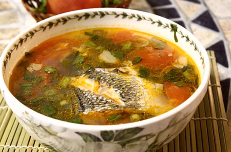 Bát canh hội tụ đủ vị ngọt tự nhiên từ thịt cá, mát thanh của rau tươi và vị bùi của bánh đa xào làm từ gạo.