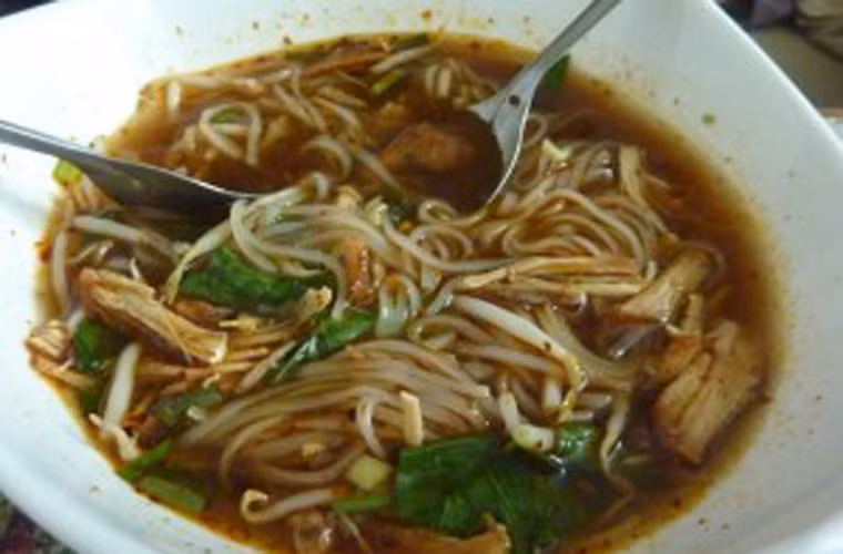 10. Mì bát (Boat noodles). Là món canh rất phổ biến, mì bát vốn được bán trên các khu chợ nổi. Ngày nay, nó đã trở thành món ăn đường phố khá thịnh hành với thành phần chính là tiết canh, giá đỗ, và một vài lát thịt lợn hoặc thịt bò.