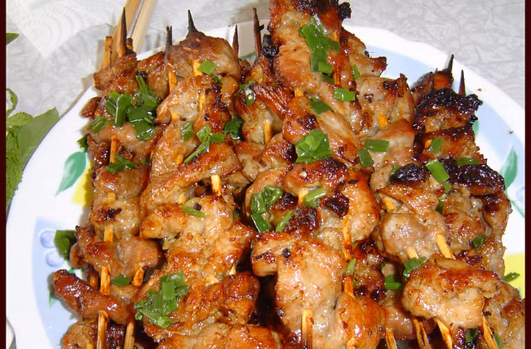 Dùng đúng loại dầu ăn. Nhiều loại dầu ăn thông thường bị biến đổi bởi nhiệt như dầu từ hạt bưởi và dầu đậu nành. Ở nhiệt độ cao, chúng sẽ biến đổi và tạo ra các hợp chất gây ung thư trong quá trình nấu nướng. Nếu bạn muốn chiên xào, hãy dùng dầu đậu phộng bởi nó an toàn ngay cả khi bạn vặn lửa lớn tối đa.