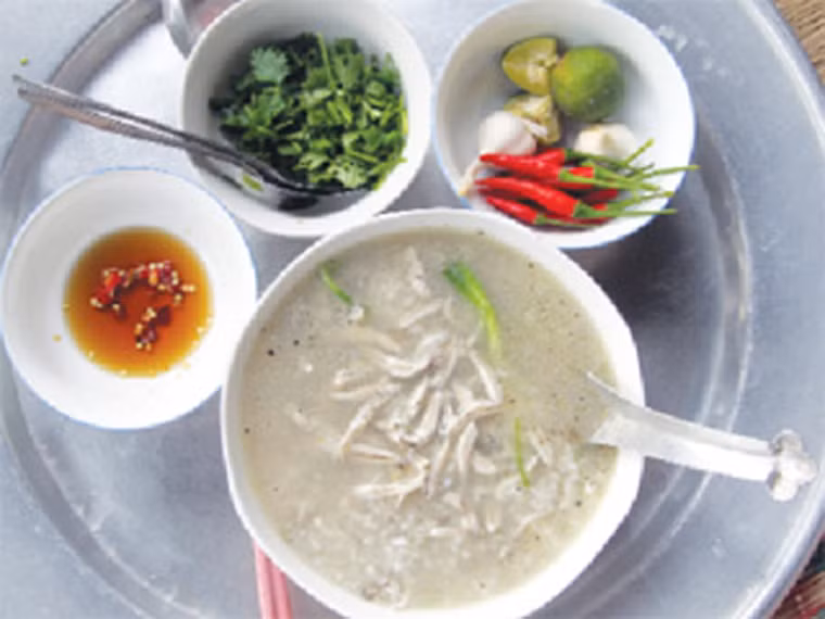 Vặn nhỏ lửa, đợi cho nồi canh sôi lại lăn tăn thì cho rau diếp đã được thái mỏng. Mùi thơm ngào ngạt bốc ra từ bát canh khiến bạn khó có thể cưỡng lại.