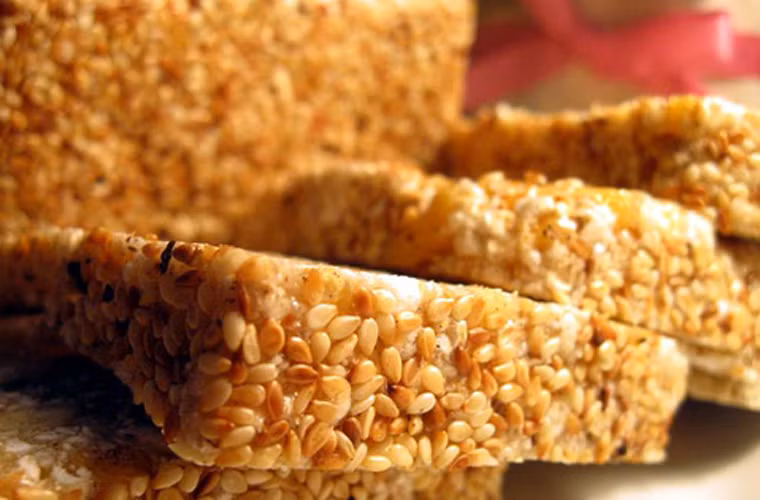 Bánh cáy. Nức tiếng hơn cả là loại bánh được làm từ đôi bàn tay khéo léo của người dân làng Nguyễn, xã Nguyên Xá, huyện Đông Hưng.