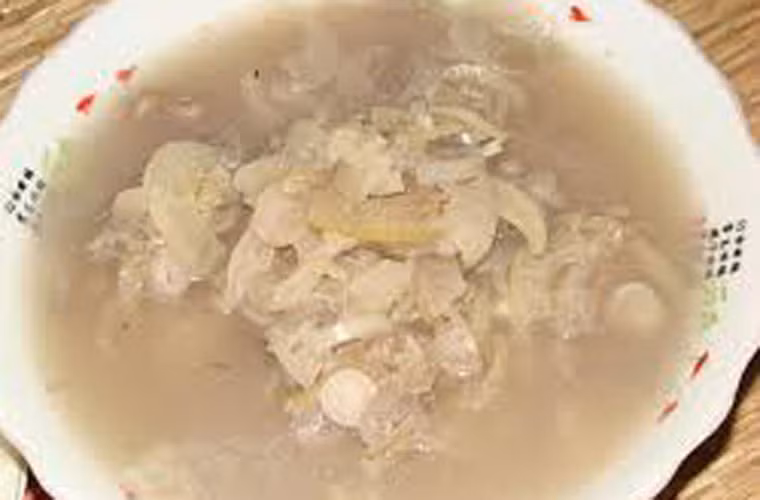 Canh Loóng. Đây là món canh được nấu từ nước luộc thịt với cây chuối rừng. Nguyên liệu được bóc vỏ ngoài, lấy nõn thái mỏng bóp với muối rồi thả vào nước luộc thịt đun khoảng 30 phút. Trước khi ăn, bạn nên rắc một chút hạt dổi nướng và lá lốt rừng lên trên để tạo hương vị đậm đà.
