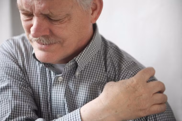 3 - Viêm bao khớp dính Capsulitis. Rối loạn này gây nên cảm giác đau đớn tột cùng, khiến vùng vai người bệnh trở nên cứng đơ và bất động. Bên cạnh đó, họ cũng phải khổ sở với tình trạng mất ngủ, trầm cảm, lo lắng triền miên. Hiện giới khoa học chưa tìm được nguyên nhân chính xác gây bệnh.