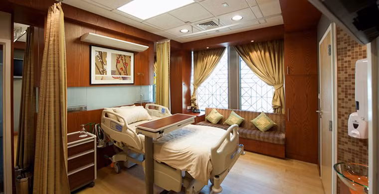 5 - Bệnh viện Mediclinic (Dubai, Ấn Độ). Là một bệnh viện đa khoa nhưng Mediclinic hứa hẹn mang lại cho khách hàng của mình cảm giác như lạc vào một khách sạn năm sao. Tầng Vip của bệnh viện có 12 phòng sang trọng được trang bị thang máy riêng biệt khiến người ở không bao giờ phải lo lắng về việc tắc cầu thang hay cảm giác chờ đợi mệt mỏi. Ngoài ra, bệnh nhân và gia đình họ cũng được thoải mái giải trí tại phòng tắm hơi, bể sục khoáng, spa và phòng tập thể dục miễn phí.