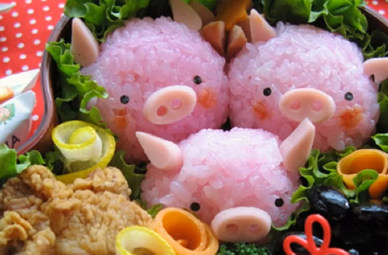 Một hộp Bento luôn có cơm, rau và hoa quả.