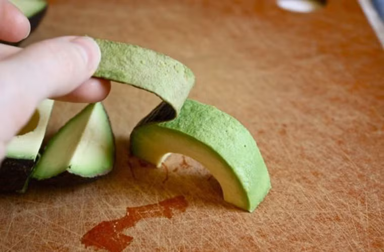 Nhẹ nhàng dùng tay lột da của từng khúc bơ nhỏ như thế này cho đến khi hoàn thành.