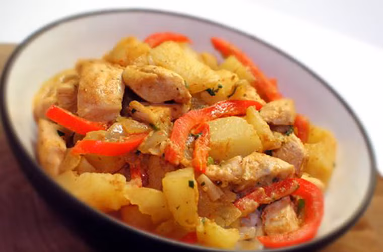 9. Massaman cà ri. Massaman trong tiếng Thái nghĩa là “đạo hồi”. Massaman cà ri được chế biến từ nước cốt dừa, khoai tây, đậu phộng, lá nguyệt quế, đường, quế và nước sốt me.