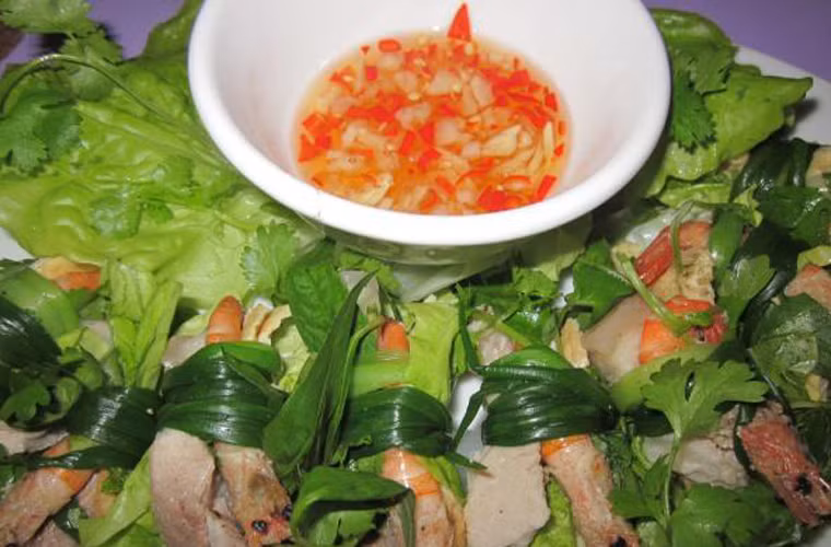 Vị cay, ngọt, thơm và béo hòa quyện làm nên món ăn dân dã ngon miệng đến lạ kỳ và không thể quên được khi đã “lỡ” dùng qua.