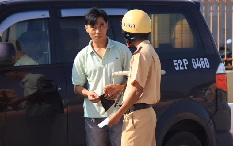 Một phương tiện lưu thông qua hầm vượt sông Sài Gòn qua tra cứu dữ liệu phát hiện vi phạm từ nhiều tháng trước đã bị CSGT chặn dừng kiểm tra.