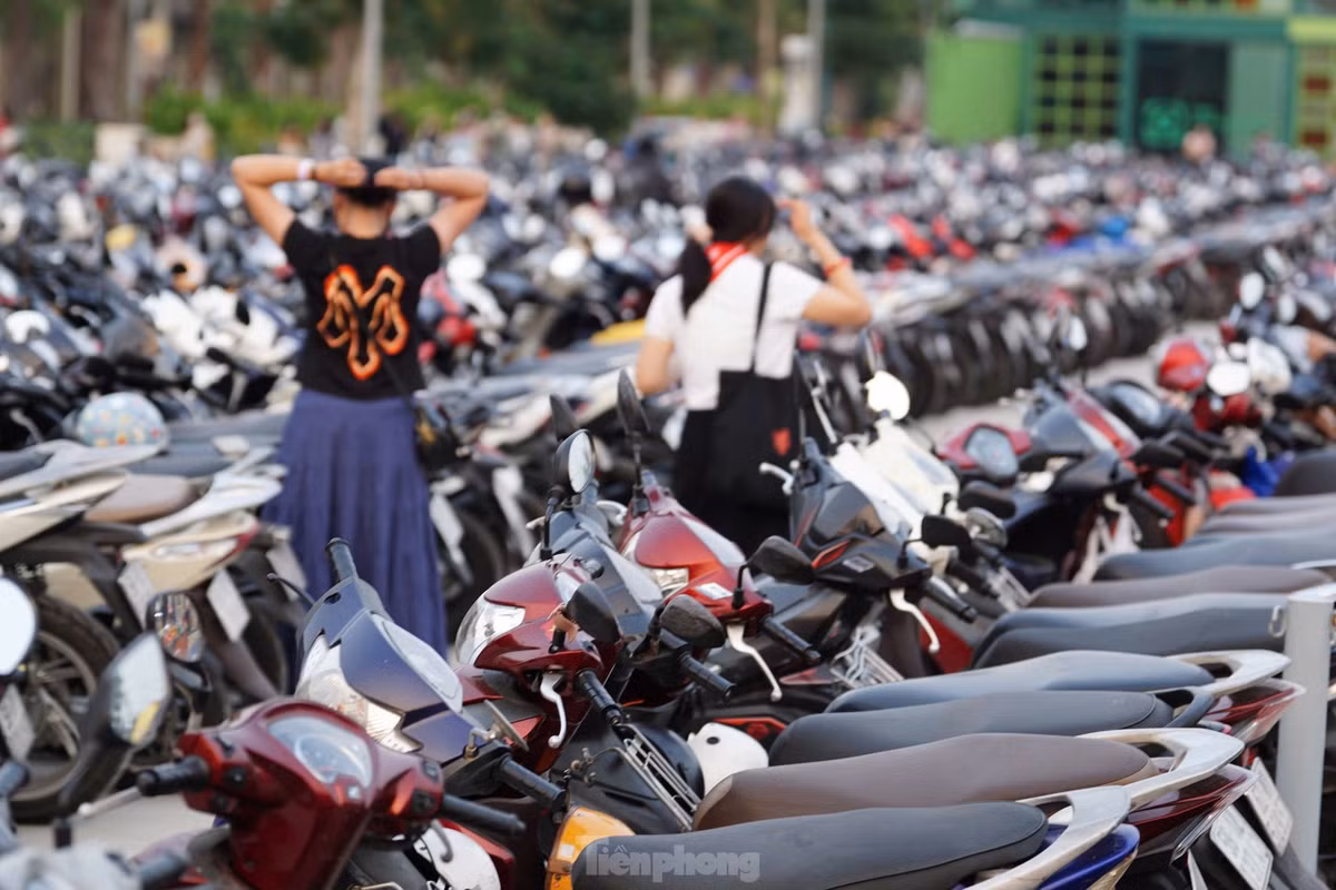 Bãi đỗ xe chật kín từ đầu giờ chiều. Lượng người tới xem concert ngày một đông từ thời điểm 17h trở đi.