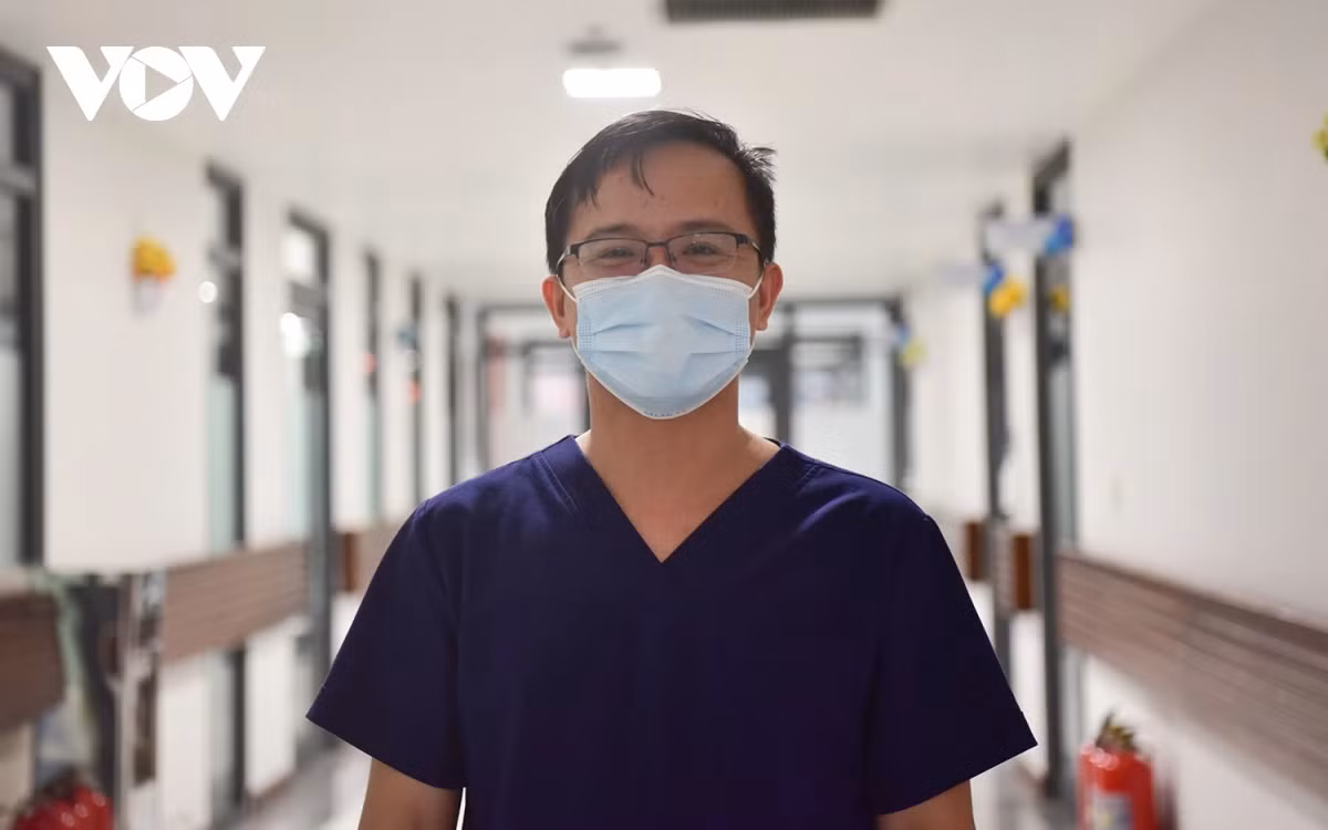 “Trước tình hình dịch, bệnh sởi diễn biến phức tạp, công tác kiểm soát, phòng ngừa lây nhiễm chéo trong Bệnh viện Nhi Hà Nội được tăng cường. Theo đó, các bác sĩ và đội ngũ nhân viên y tế trong Bệnh viện luôn đảm bảo việc điều trị và chăm sóc y tế tốt nhất cho bệnh nhân; hạn chế việc người nhà thăm, thay đổi người nhà chăm sóc; đảm bảo những người chăm sóc cho bệnh nhân luôn đeo khẩu trang; chú trọng công tác sát trùng tay nhanh tại các khu bệnh phòng…”, BS Đức cho biết.