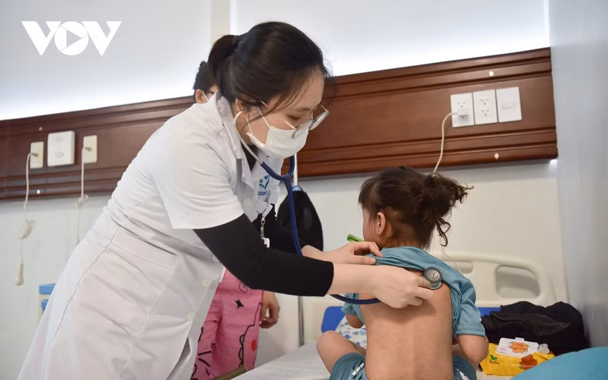 Điều đáng nói, phần lớn bệnh nhân mắc sởi điều trị tại Bệnh viện Nhi Hà Nội đều chưa tiêm vaccine phòng bệnh. Có những trường hợp bệnh nhân 5 - 12 tuổi vẫn mắc sởi như thường vì không được tiêm vaccine, hoặc tiêm vaccine không đủ liều.
