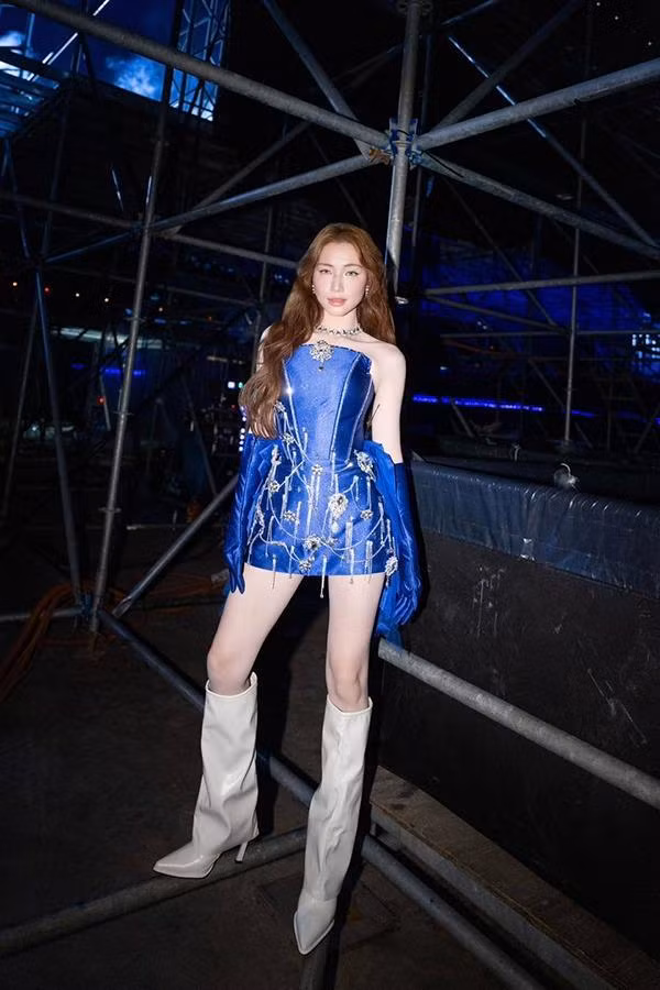 Tuy nhiên, hình ảnh mới đây do chính Hòa Minzy chia sẻ đã khiến khán giả rất tò mò về việc giảm cân của cô.