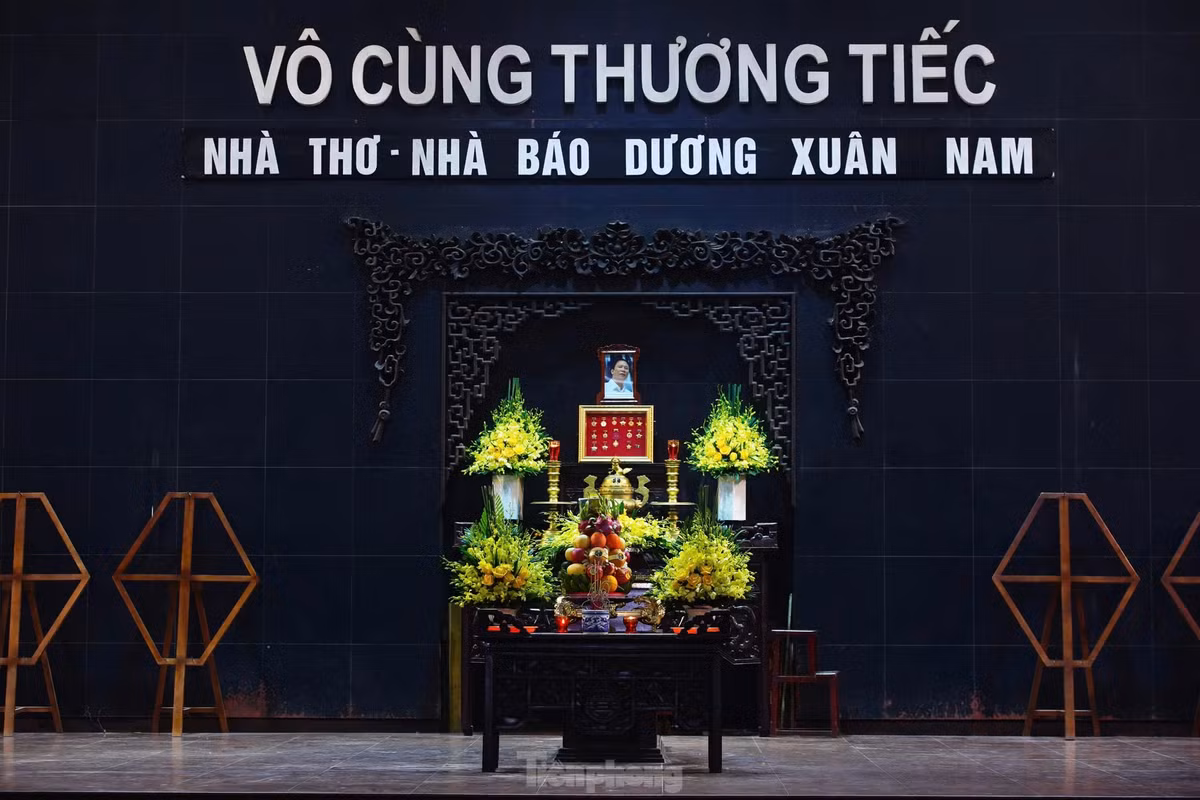 Nhà thơ, nhà báo Dương Xuân Nam (bút danh Dương Kỳ Anh) sinh năm 1948 tại làng Xuyên Cẩm (nay là thôn Trần Phú), huyện Kỳ Anh, tỉnh Hà Tĩnh. Năm 1975, ông rời quân ngũ, vào Báo Tiền Phong làm phóng viên Ban Kinh tế. Từ năm 1979-1981, nhà báo Dương Xuân Nam được giới thiệu đi học trường Đảng Nguyễn Ái Quốc. Từ năm 1982-1983, ông được bổ nhiệm làm Phó Ban rồi Trưởng Ban Kinh tế. Năm 1986, ông được bổ nhiệm làm phó Tổng Biên tập. Sau đó hơn một năm, nhà báo Dương Xuân Nam được đề bạt làm Tổng Biên tập Báo Tiền Phong và là Thường vụ T.Ư Đoàn, Thường vụ Đảng ủy khối Dân vận T.Ư (1996), phụ trách mảng báo chí xuất bản cho đến lúc nghỉ hưu năm 2008.