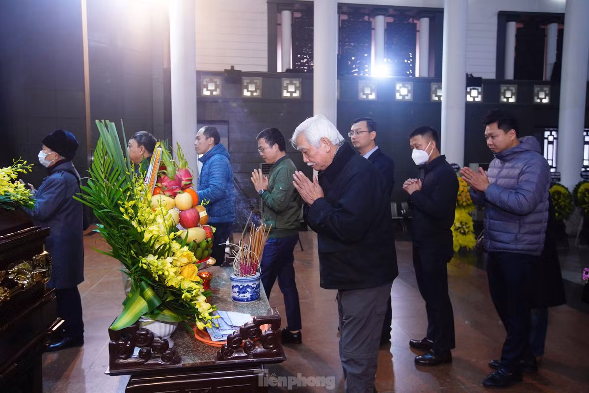 Nhà sử học Dương Trung Quốc cùng các cán bộ nhân viên Báo Tiền Phong nói lời tiễn biệt với nhà báo Dương Xuân Nam. Ông Dương Trung Quốc khẳng định nhà báo Dương Xuân Nam để lại nhiều dấu ấn. "Những tác phẩm của anh ở lĩnh vực thi ca, báo chí hay các cuộc thi sắc đẹp, các hoạt động xã hội mà anh và Báo Tiền Phong thực hiện luôn là nguồn cảm hứng cho nhiều người", nhà sử học Dương Trung Quốc bày tỏ.
