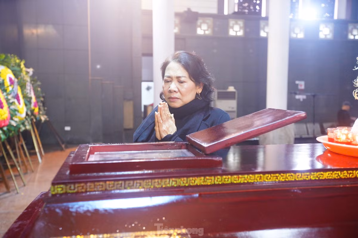 Đồng nghiệp, bạn bè, những nhà báo thế hệ sau không cầm được nước mắt khi phải từ biệt một nhà báo bản lĩnh.