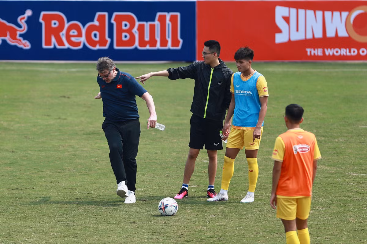 Không riêng những cầu thủ mới, các tuyển thủ U23 Việt Nam từng giành huy chương vàng SEA Games 31 và vào tứ kết U23 châu Á 2022 cũng có hạn chế.