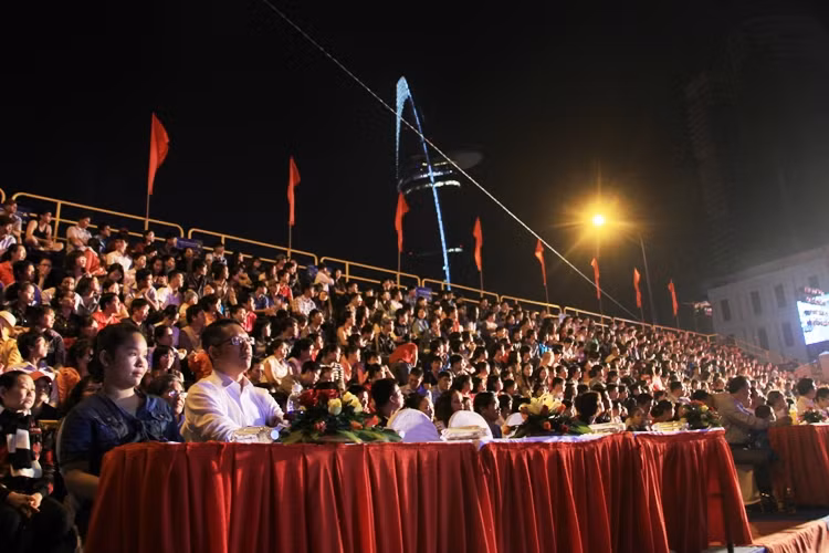 Nhiều Lãnh đạo TP và đông người dân đến tham dự chương trình lễ hội.