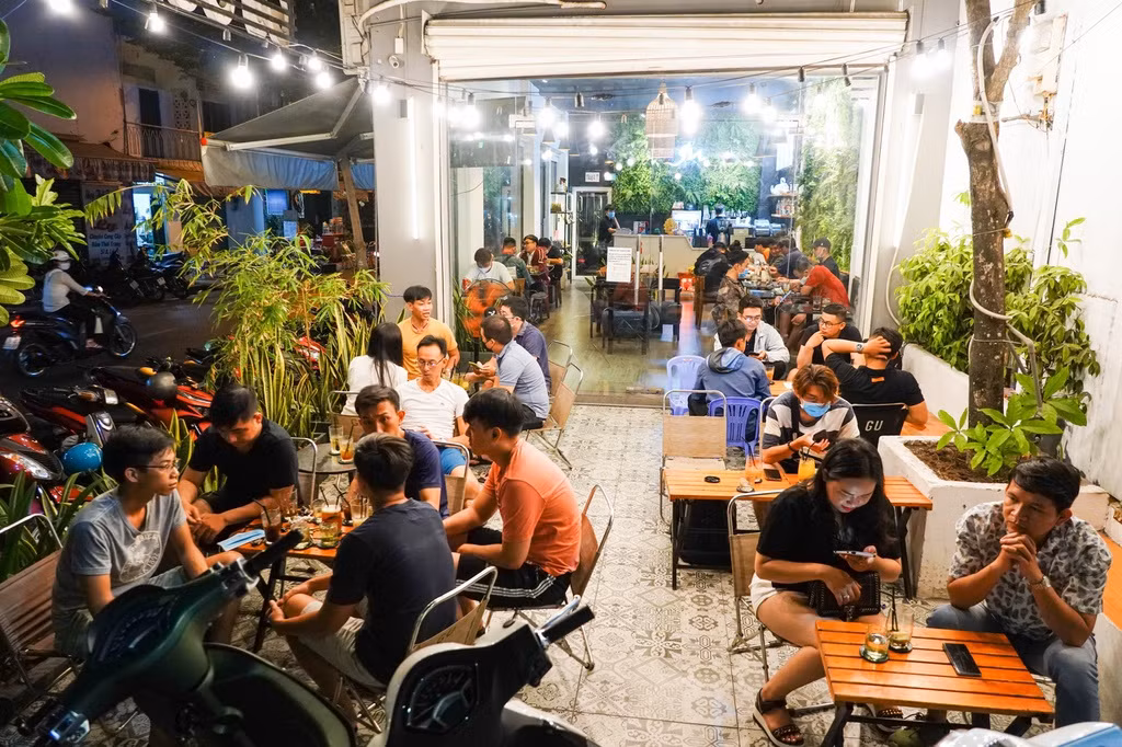 Tại một quán cà phê trên đường Lũy Bán Bích (quận Tân Phú) với diện tịch nhỏ, chật hẹp nhưng lại có đến hàng chục khách ra vào, ngồi san sát nhau, không tuân theo quy định khoảng cách an toàn 2 mét.