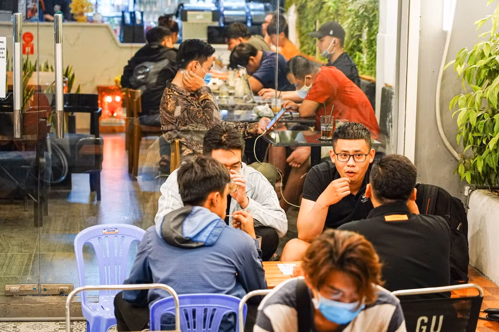 Việc không đeo khẩu trang, ngồi san sát nhau giữa các thực khách chứa đựng nhiều tiềm ẩn nguy hiểm về việc lây lan dịch bệnh. Ngày 27/3, Sở Tư pháp TP.HCM đã đề xuất tham mưu cho UBND TP.HCM xử lý người không đeo khẩu trang nơi công cộng có thể bị phạt tới 300.000 đồng.