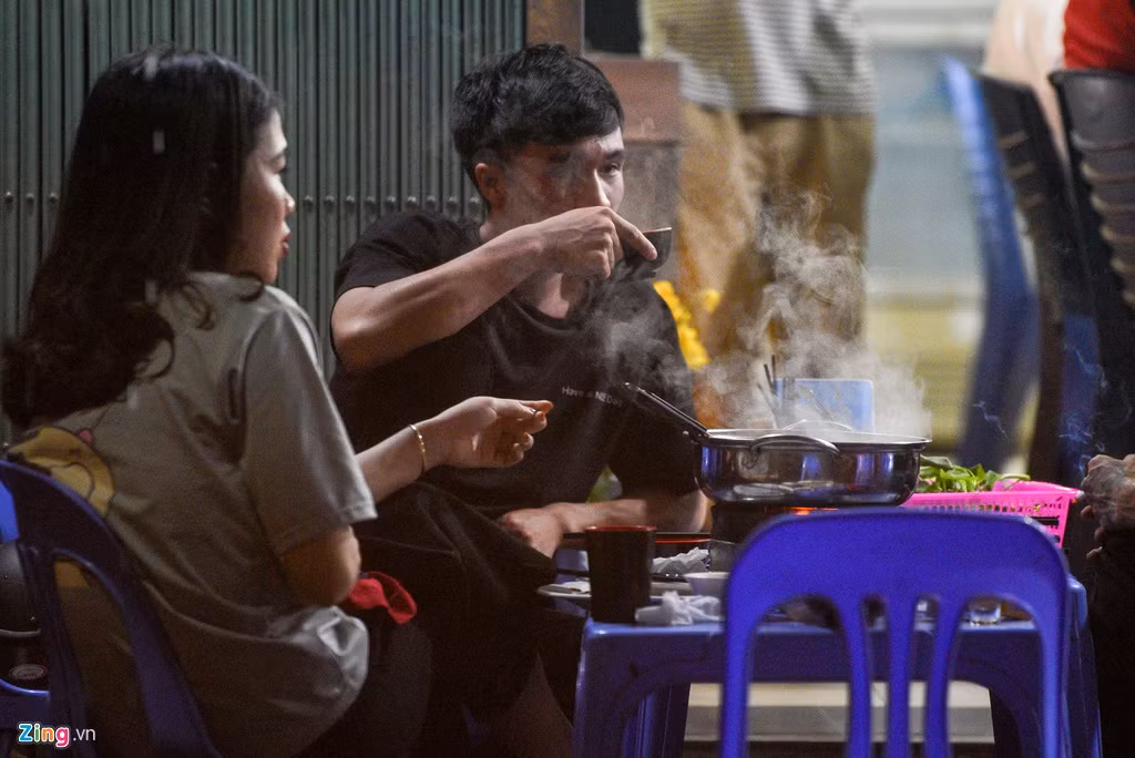 Tại một số tụ điểm ăn uống, càng về đêm lượng người đến càng đông. Một số khách khi vào còn đeo khẩu trang, sau khi ổn định chỗ ngồi họ đều cởi ra để ăn nhậu.