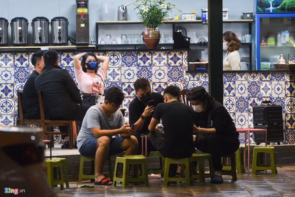“Hiện nay, thành phố tiềm ẩn nhiều rủi ro lớn, cửa an toàn khép dần lại, nhưng nếu mọi người nghiêm túc thực hiện các khuyến cáo thì không có điều kiện để dịch bệnh lây lan”, Chủ tịch Nguyễn Đức Chung nhấn mạnh trong cuộc họp Ban chỉ đạo, phòng chống dịch Covid-10 Hà Nội ngày 25/3.