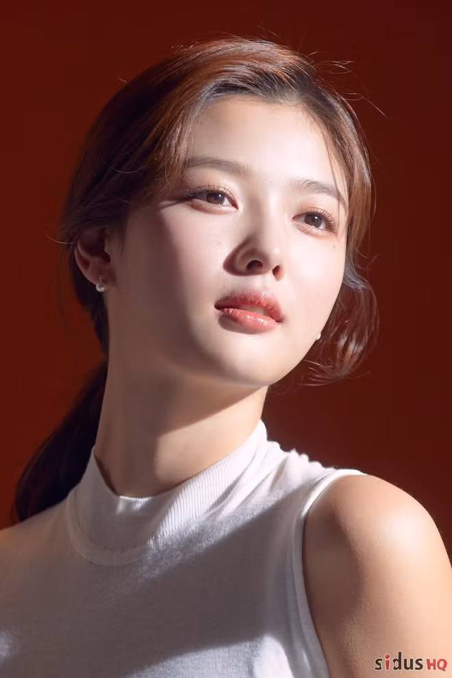 Nhờ tài năng và danh tiếng của mình, Kim Yoo Jung trở thành gương mặt đại diện ưa thích của nhiều nhãn hàng từ quần áo, mỹ phẩm đến trang sức. Nhiều khán giả đánh giá tiềm năng Kim Yoo Jung sẽ như một Jun Ji Hyun thứ 2, có thể thành công cả về hoạt động nghệ thuật và thương mại.