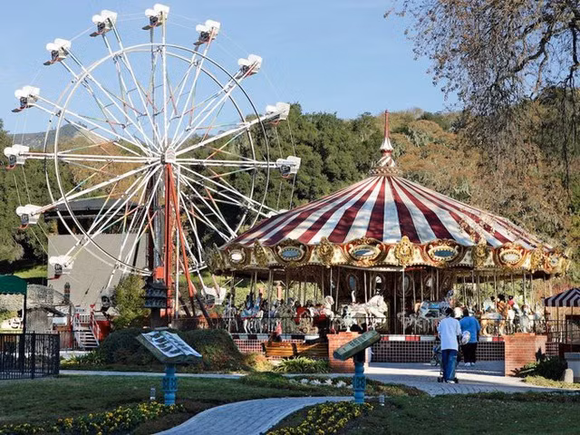 Neverland từng có một công viên giải trí nhưng Colony Capital đã biến khu vực này thành khu vườn thiền. Tuy nhiên, công ty vẫn giữ lại hệ thống ga tàu thiết kế cổ tích của Jackson. Ảnh: Forbes.
