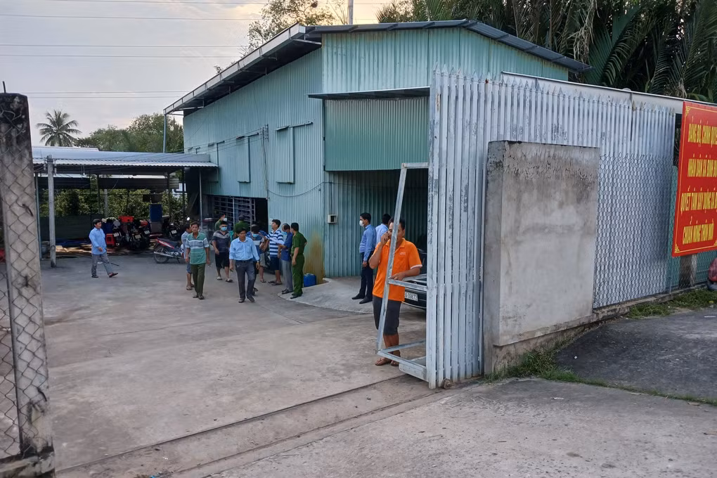 Một người tử vong khi hút hố ga tìm cặn vàng ở Tiền Giang - Hình 2 Mot nguoi tu vong khi hut ho ga tim can vang o Tien Giang-Hinh-2