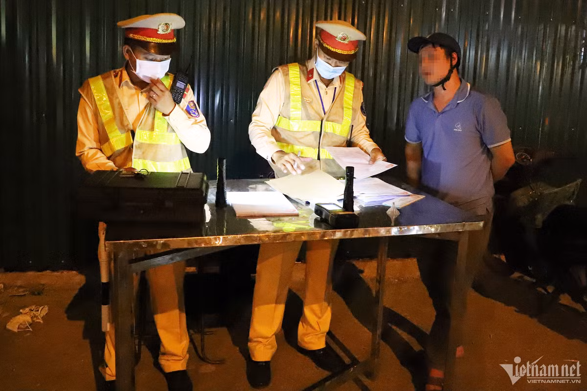Nhiều tài xế vi phạm nồng độ cồn do "nâng chén" chúc mừng ngày 20/10 - Hình 4 Nhieu tai xe vi pham nong do con do