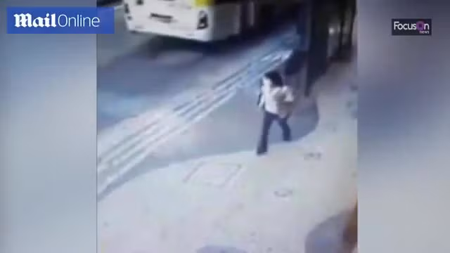 Đang đi bộ, người phụ nữ bị lốp xe văng trúng đầu Dang di bo, nguoi phu nu bi lop xe vang trung dau
